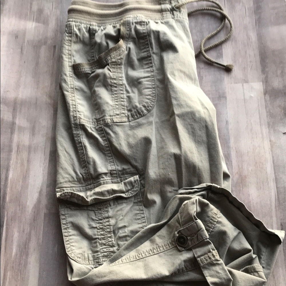 Maurice’s cargo capris- very good condition